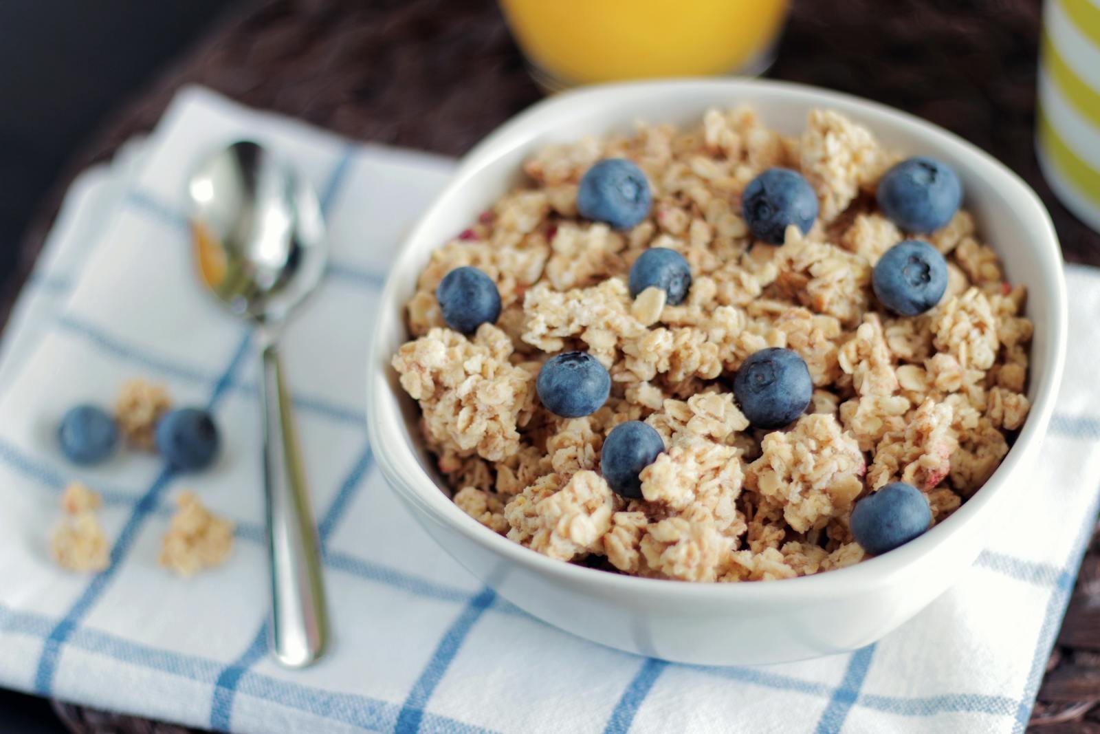 A delicious and healthy granola bowl topped with fresh blueberries, perfect for a nutritious breakfast.