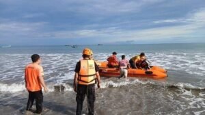 16 Pelajar Terseret Ombak di Pantai Pasia Tiku, Sumbar; 3 Meninggal Dunia